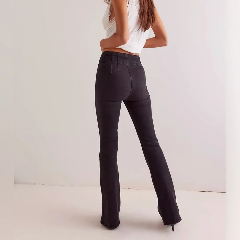 Free People Women's Jayde Flared Jeans in Black Onyx Size 27 NWT Stretch Denim - Picture 2 of 6